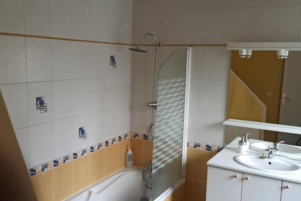 Petite Maison De Bourg Proche A84 Ducey-Les Cheris Zewnętrze zdjęcie